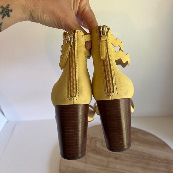 Pale Yellow Retro Mod Wavy Ankle Strap Stacked Chunky Heel Sandal 8.5 - Picture 5 of 13